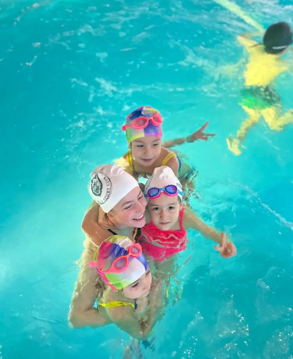 Çocuklar Yüzmeye Kaç Yaşında Başlamalı? Uzman Görüşleri ve Bilimsel Öneriler 2025 - Antalya Yüzme Akademisi